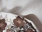 Plisado marrón sobre beige | AJ+B